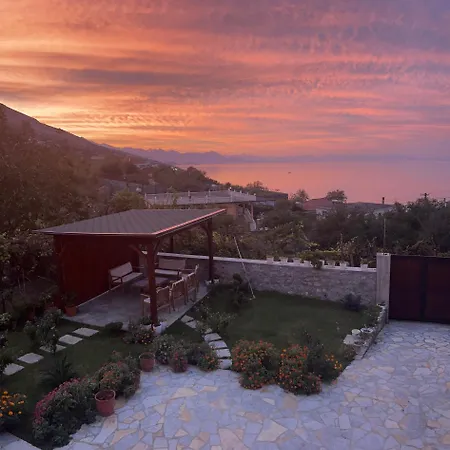 Πανσιόν Aloha House 3*